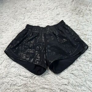 Lululemon Hotty Hot Short II *Long 4" Manifesto 20YR Manifesto Foil Black Black